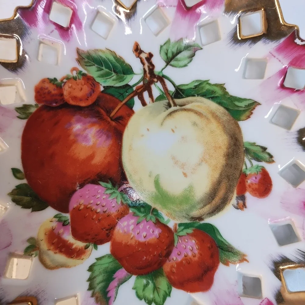 2 PC Vtg Farmhouse Cottage Wall Plate Lattice Strawberry Apple Gold Trim Artmark